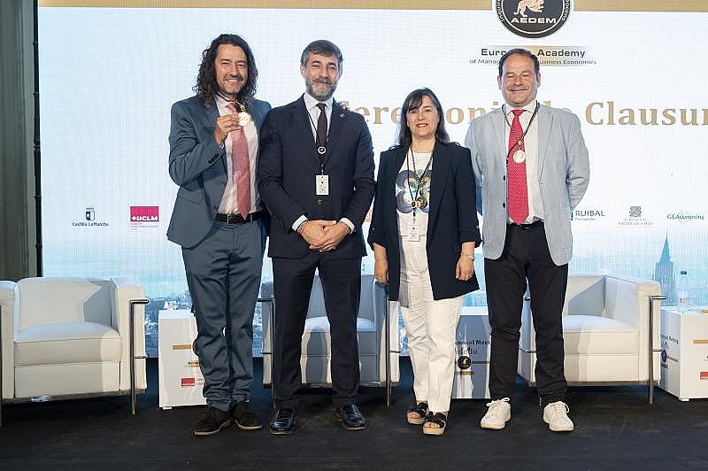 Entrega Medalla de la Academia
