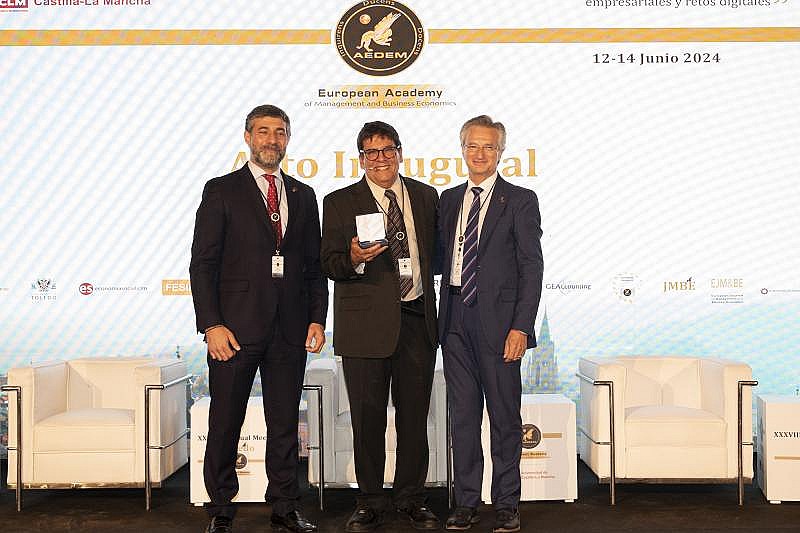 Reconocimiento al ponente inaugural