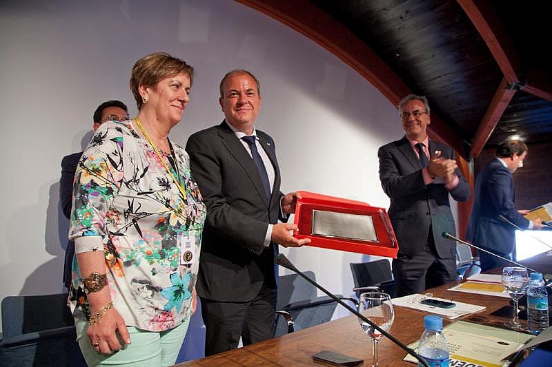 Entrega de Distinción por la Academia Europea