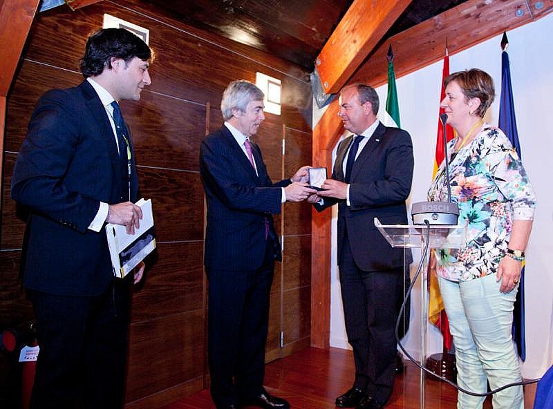 Entrega de la Medalla de AEDEM