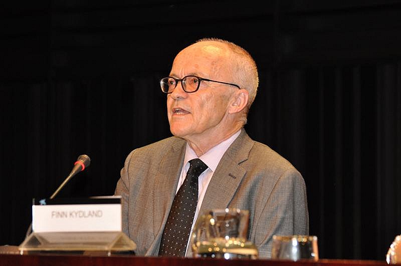 Premio Nobel de Economía 2004
